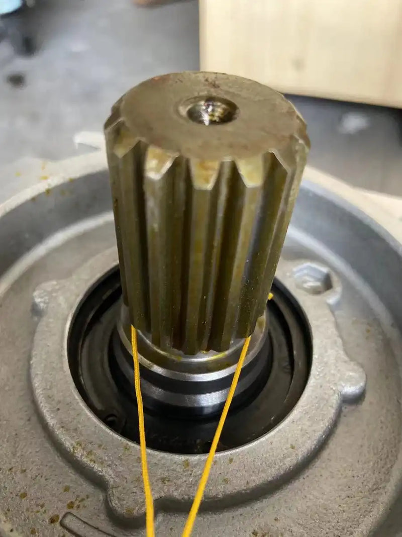 Afbeelding laden in Galerijviewer, Hydraulic Gear Pump 44083-61030 for Kawasaki 80ZV-2 Wheel Loader - Hydraulic Parts &gt; Gear Pump from MyMROmarts
